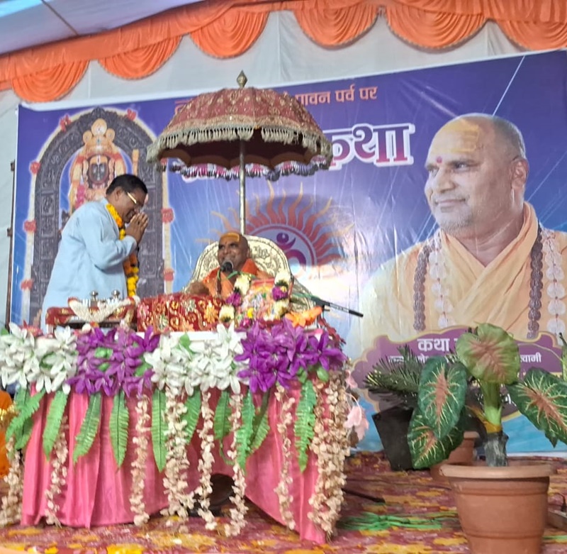 Mahamandaleshwar Swami Atmanand Giri , मंडला सांसद फग्गन सिंह कुलस्ते ने लिया था आशीर्वाद