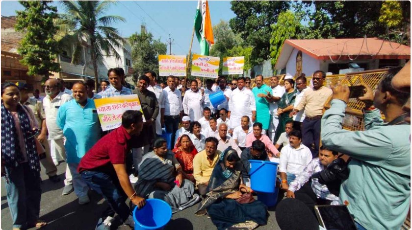 Congress workers protest against water shortage in Ujjain