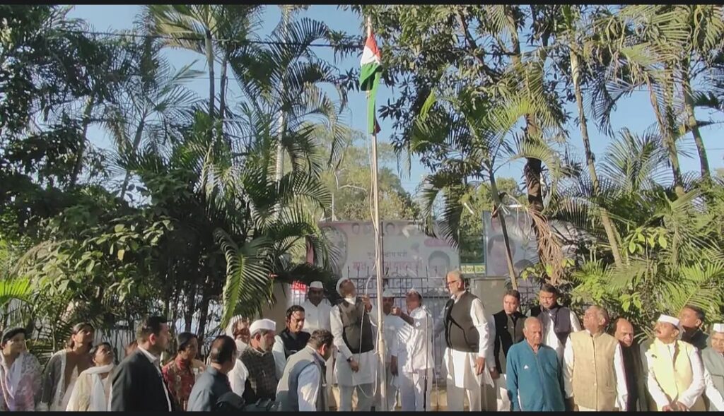 जीतू ने पीसीसी कार्यालय में ध्वज फहराया, सीएम ने इंदौर में फहराया तिरंगा: भोपाल में राज्यपाल ने किया झंडावंदन