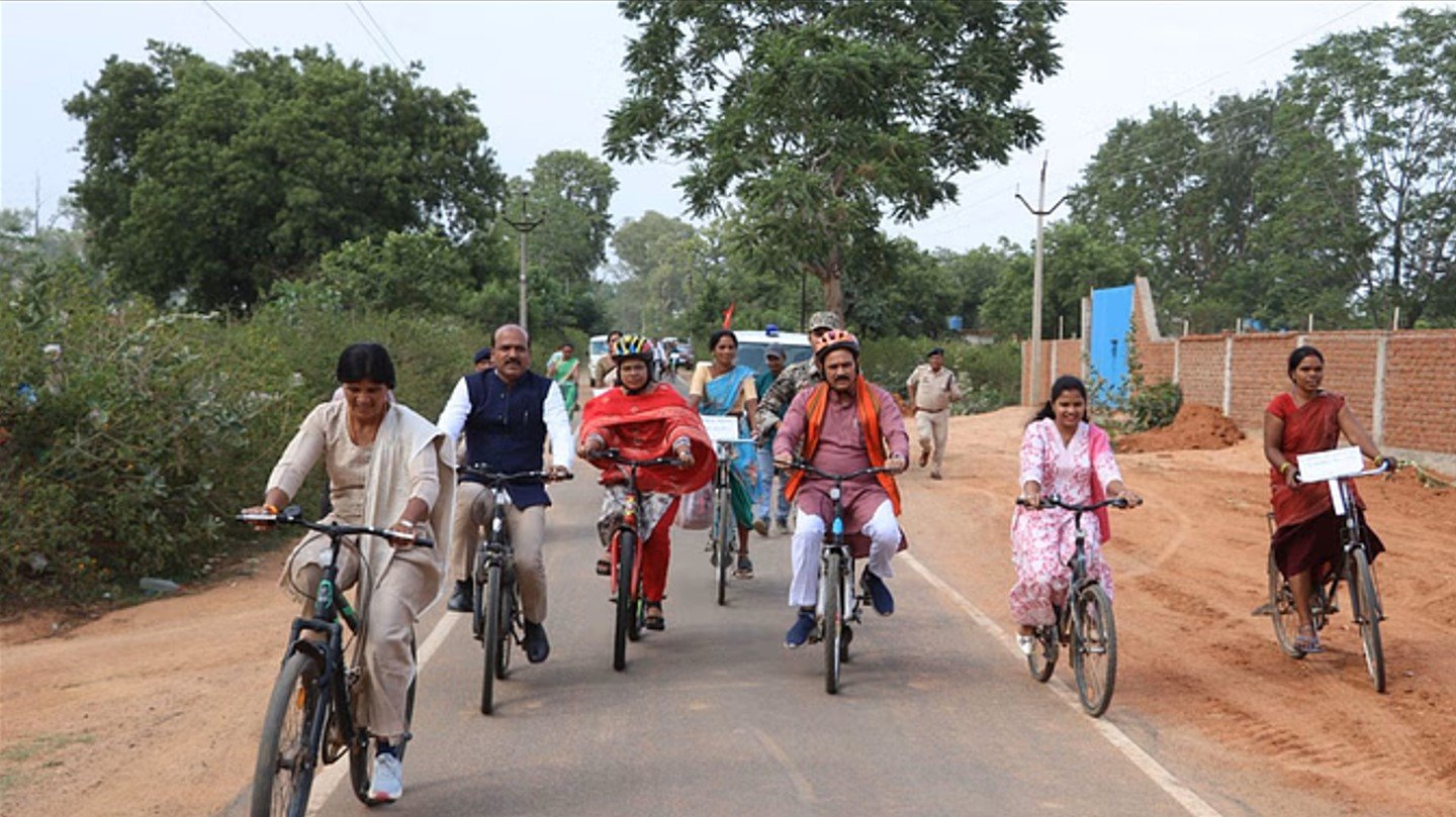 विश्व साइकिल दिवस: मंत्री जायसवाल ने की साइकिल यात्रा, जीपीएम में प्रसव कक्ष का किया उद्घाटन और जनसंवाद