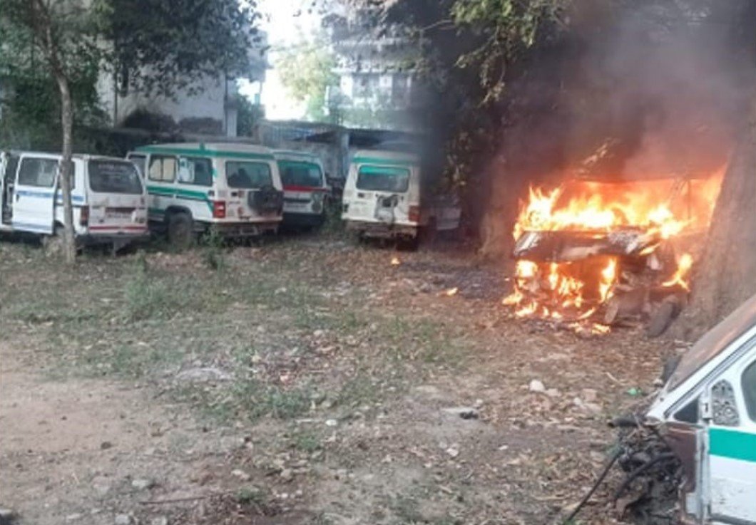 जिला अस्पताल परिसर में आक्सीजन प्लांट के समीप लगी आग में दो एम्बुलेंश जली