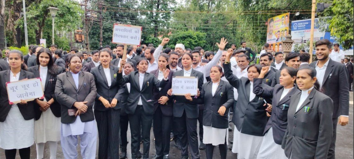 वकीलों पर हमलों के विरोध में मानव श्रृंखला, प्रदर्शन, एसपी से मांगा इस्तीफा