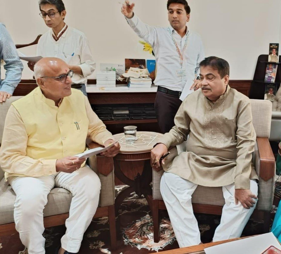 संसदीय क्षेत्र की विभिन्न सड़कों की मांग को लेकर केन्द्रीय मंत्री से मिले सीधी सांसद