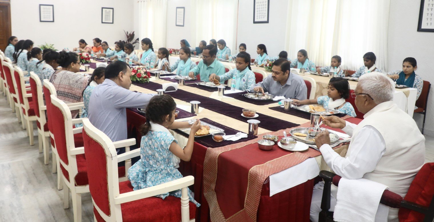 राज्यपाल पटेल ने दिव्यांग बालिकाओं के साथ किया सह-भोज