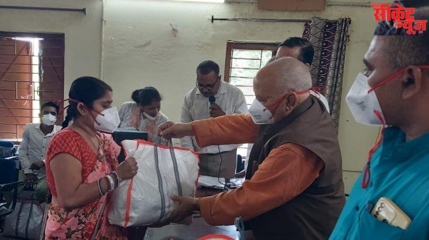 गुढ़ विधायक ने टीबी रोगियों को वितरित किए पोषण आहार के पैकेट