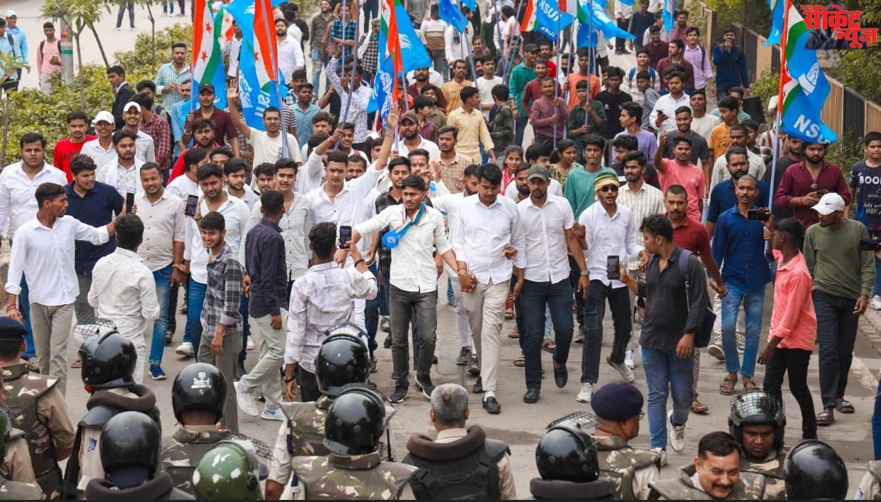 विश्वविद्यालय ने की पीएचडी परीक्षा में गड़बड़ी, विरोध जताने पर NSUI कार्यकर्त्ताओ पर पुलिस की बर्बरता
