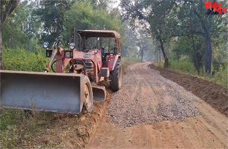 3 करोड़ की PMGSY सड़क पर घटिया निर्माण, गिट्टी की जगह डाली जा रही मिट्टी