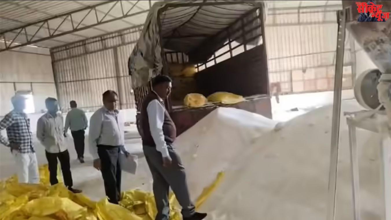 NFL यूरिया के नाम पर बड़ा घोटाला! गोदाम में ग्राइंडर से पीसकर नकली पोटाश बनाने का संदेह, लाखों का माल जब्त