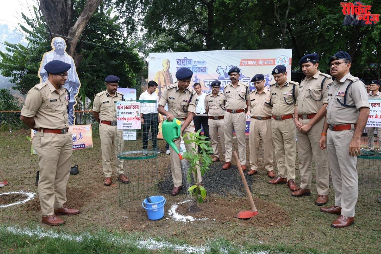 राष्ट्रीय एकता दिवस पर इंदौर पुलिस ने किया ‘एकता वृक्षारोपण’ कर दिया पेड़ों की तरह एकजुट रहने का संदेश