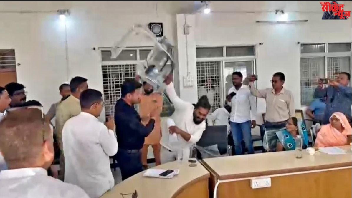 नगर पालिका में चली कुर्सी, भाजपा और कांग्रेस पार्षद में तीखी बहस, आगबबूला हुए जनप्रतिनिधि