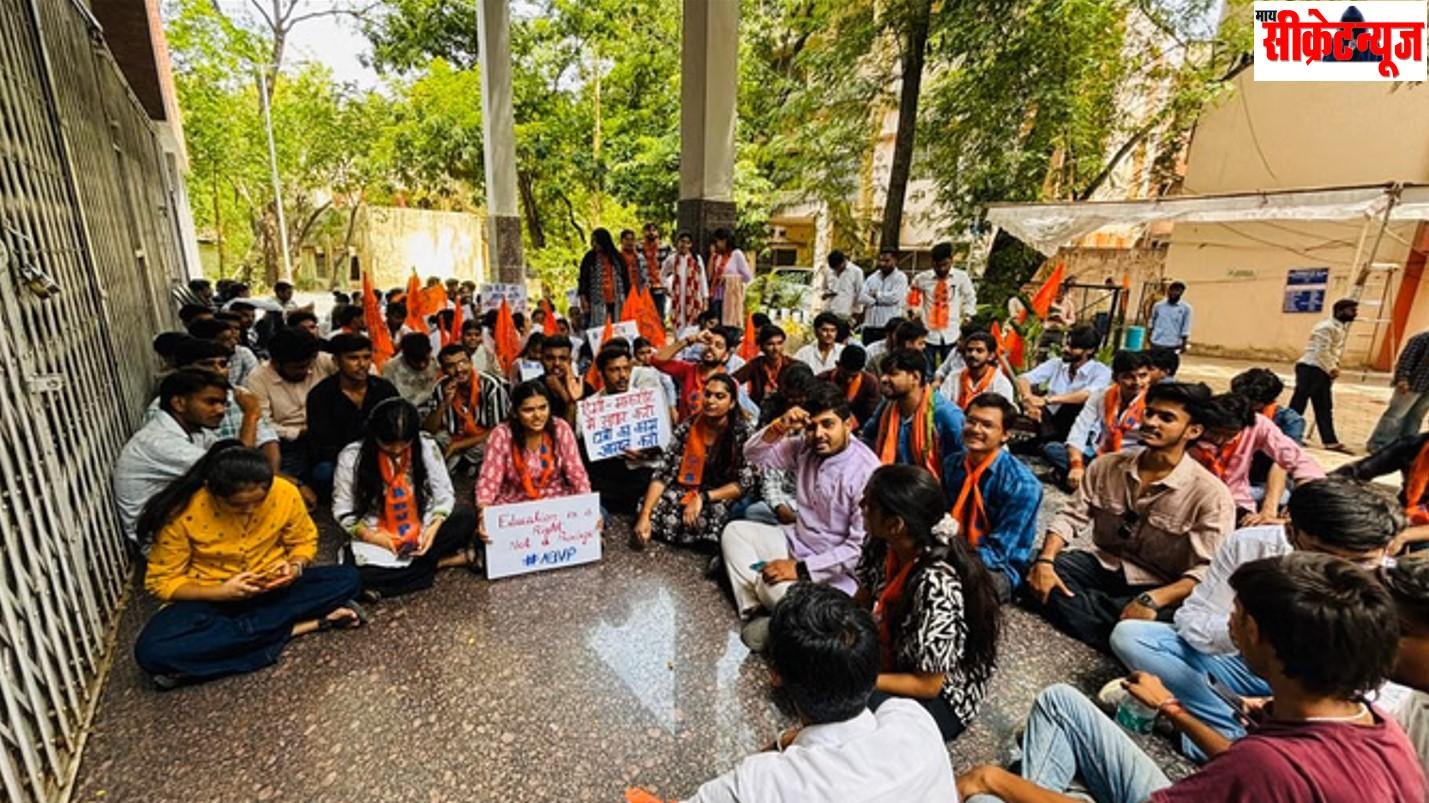 BU की प्रशासनिक अव्यवस्थाओं पर ABVP का विरोध,अनिश्चितकालीन धरने पर बैठे छात्र,वीसी के इस्तीफे की मांग