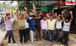 नगर पालिका के धीमे निर्माण कार्य से व्यापारी परेशान, प्रदर्शन कर जताया विरोध।