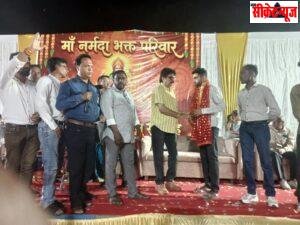 मां नर्मदा परिवार ने दशहरा चल समारोह में वितरित किए प्रभु श्रीराम के प्रतीक चिन्ह