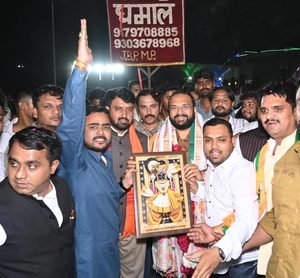 भाजयुमो के राष्ट्रीय अध्यक्ष डॉ. हेमांग जोशी का संस्कारधानी में प्रथम आगमन पर डुमना एयरपोर्ट पर भाजयुमो कार्यकर्ताओं ने किया भव्य स्वागत