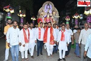 भावुक विदाई के साथ विसर्जन को चलीं यादव कॉलोनी की महारानी, नम आंखों से भक्तों ने दी विदाई